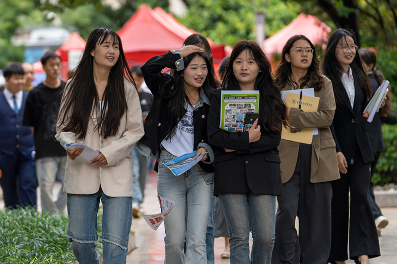 学生赶赴招聘会现场。九州体育登录,九州体育平台供图